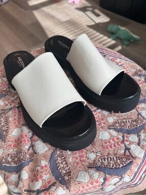 Arizona size 11 black and white platform slides